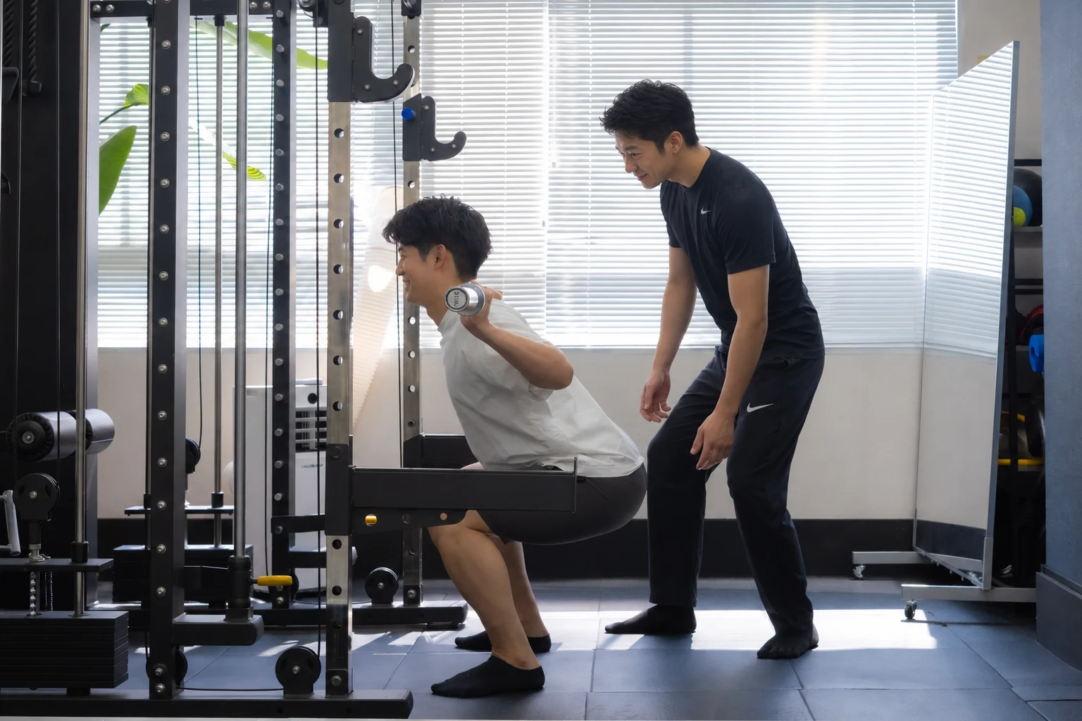 RICHEのジムでトレーナーとスクワットに取り組むイメージ