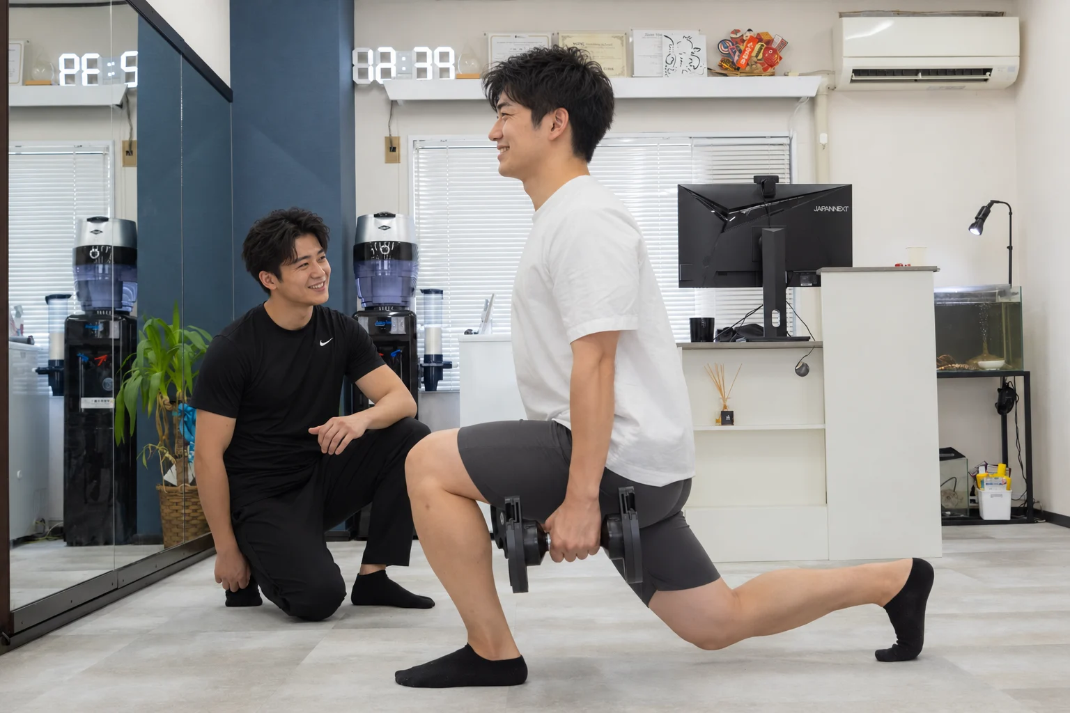 RICHEのジムでトレーナーとフォームを確認しながらランジに取り組むイメージ
